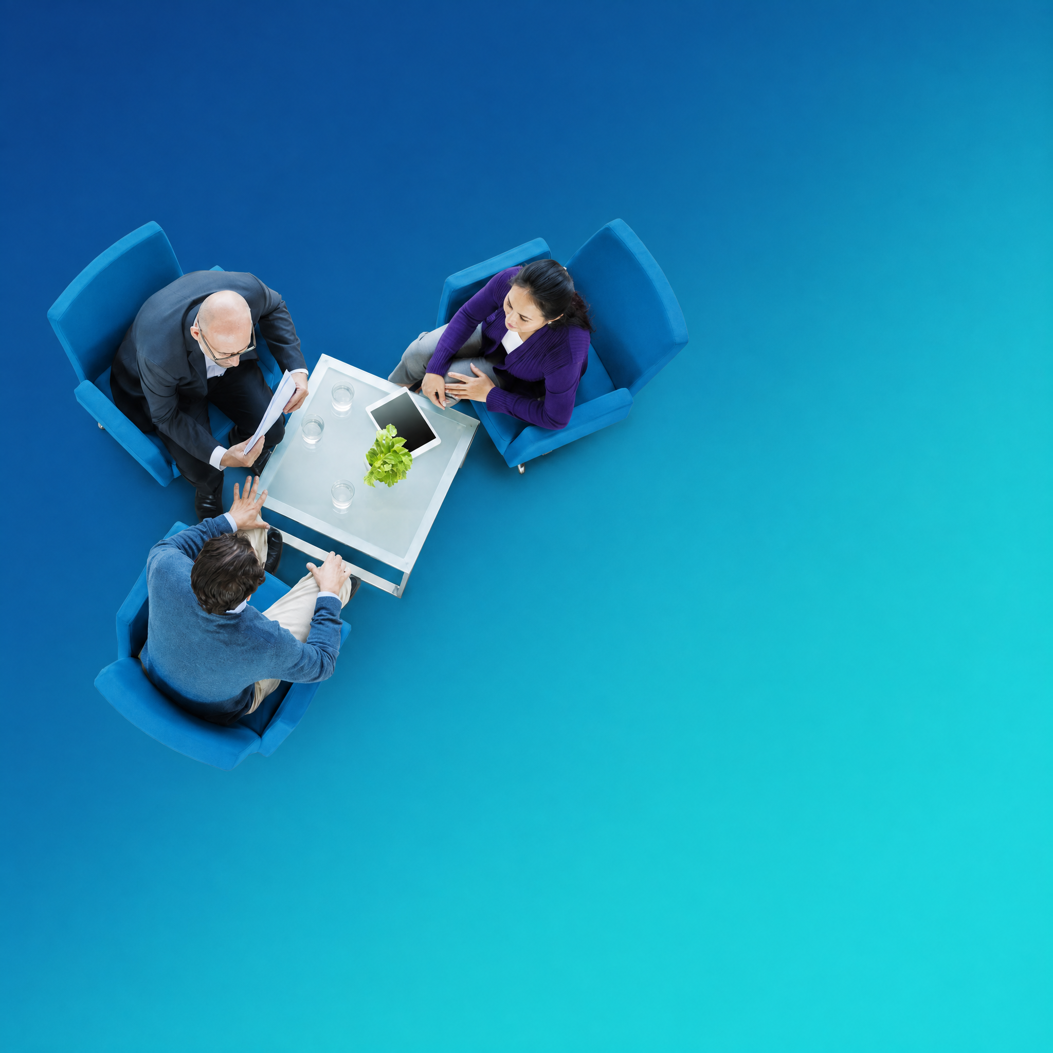 Reunión de trabajo a vista cenital sobre fondo azul corporativo